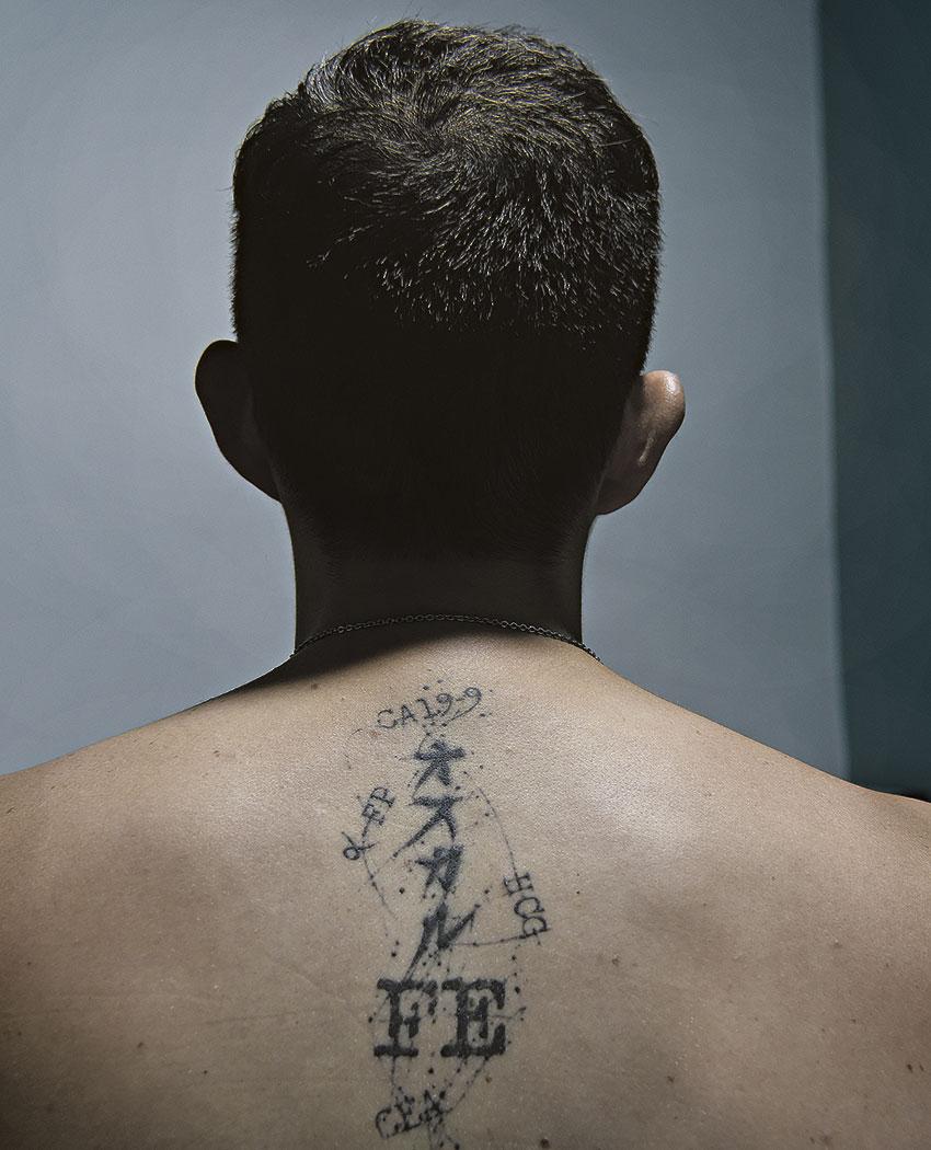EL VALOR DE LA LUCHA DIARIA. Oscar Lucero se grabó tatuajes con significado en su pantorrilla y en su espalda.  