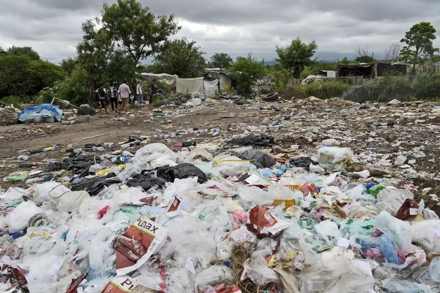 EL “PATIO”. El basura a cielo abierto es parte de la cotidianidad de quienes viven al lado del río Salí.