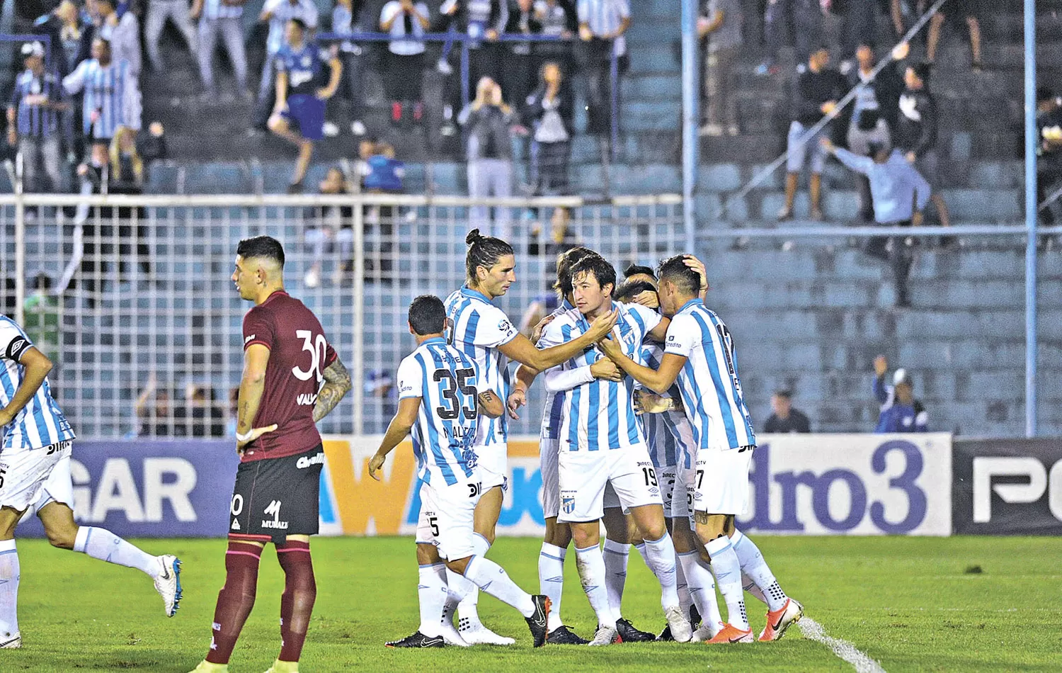 EL PRIMERO. Nicolás Aguirre ya marcó de cabeza el 1 a 0, a poco de comenzado el partido, y recibe los saludos de sus compañeros. 