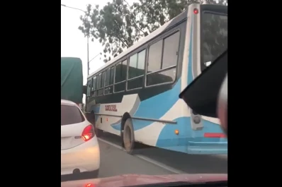 Video: un colectivo pasó por la banquina para evitar el tráfico