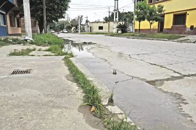 Un policía fue baleado por varios hombres que le robaron la moto