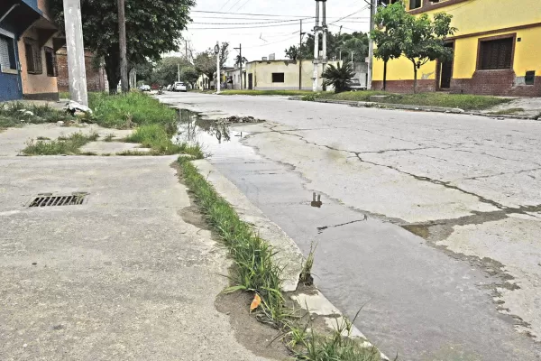 Un policía fue baleado por varios hombres que le robaron la moto