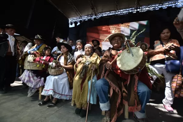 Amaicha eligió Pachamama y celebra el carnaval a puras coplas, espuma y color