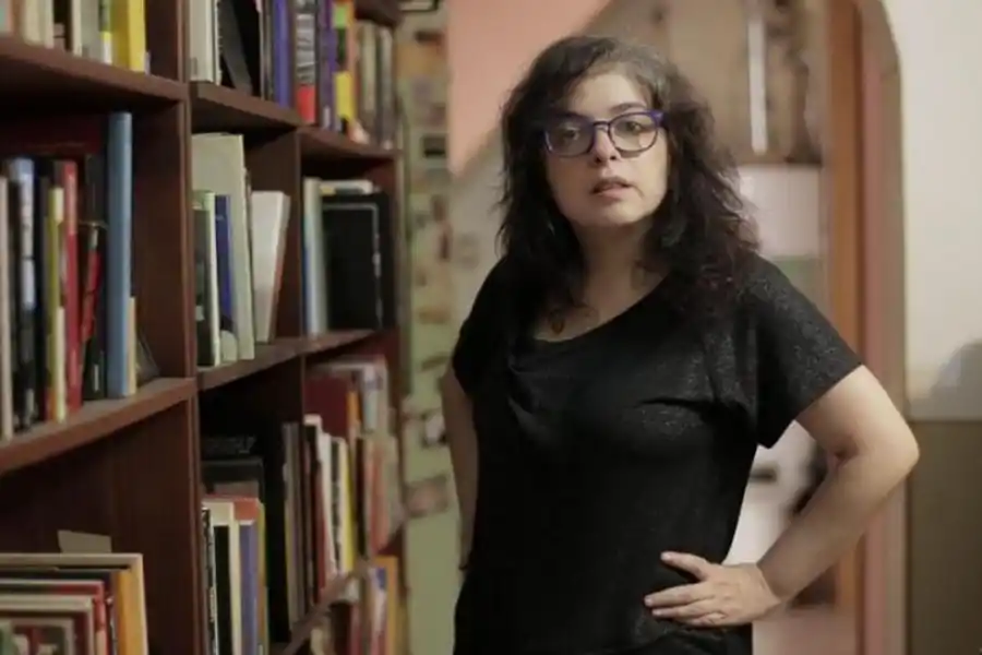 ENTRAMADO. “Soy periodista, enseño periodismo en la facultad y me interesaba poner el registro de la crónica, hacer una falsa crónica”, traduce Enríquez.  