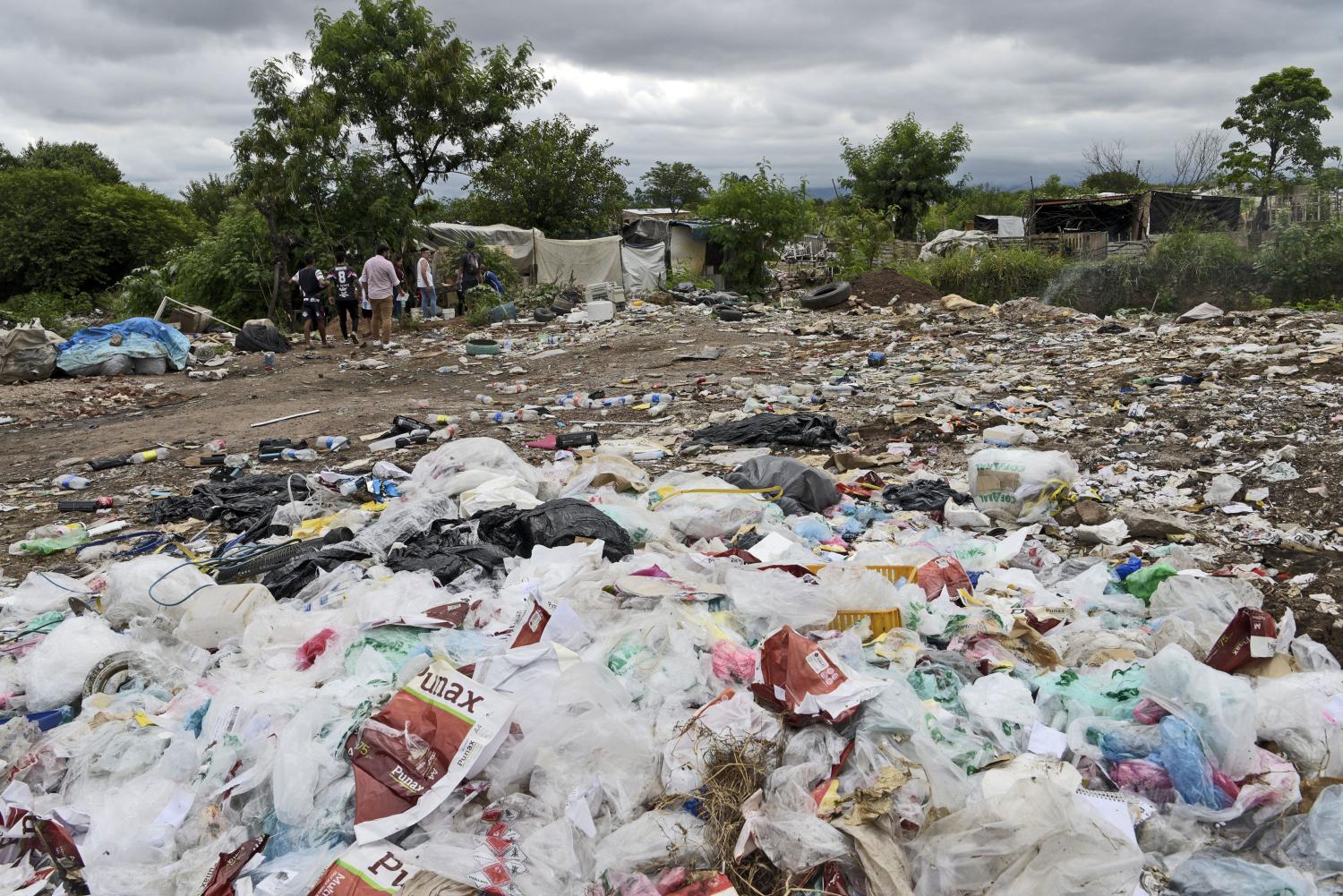 EL “PATIO”. El basura a cielo abierto es parte de la cotidianidad de quienes viven al lado del río Salí.