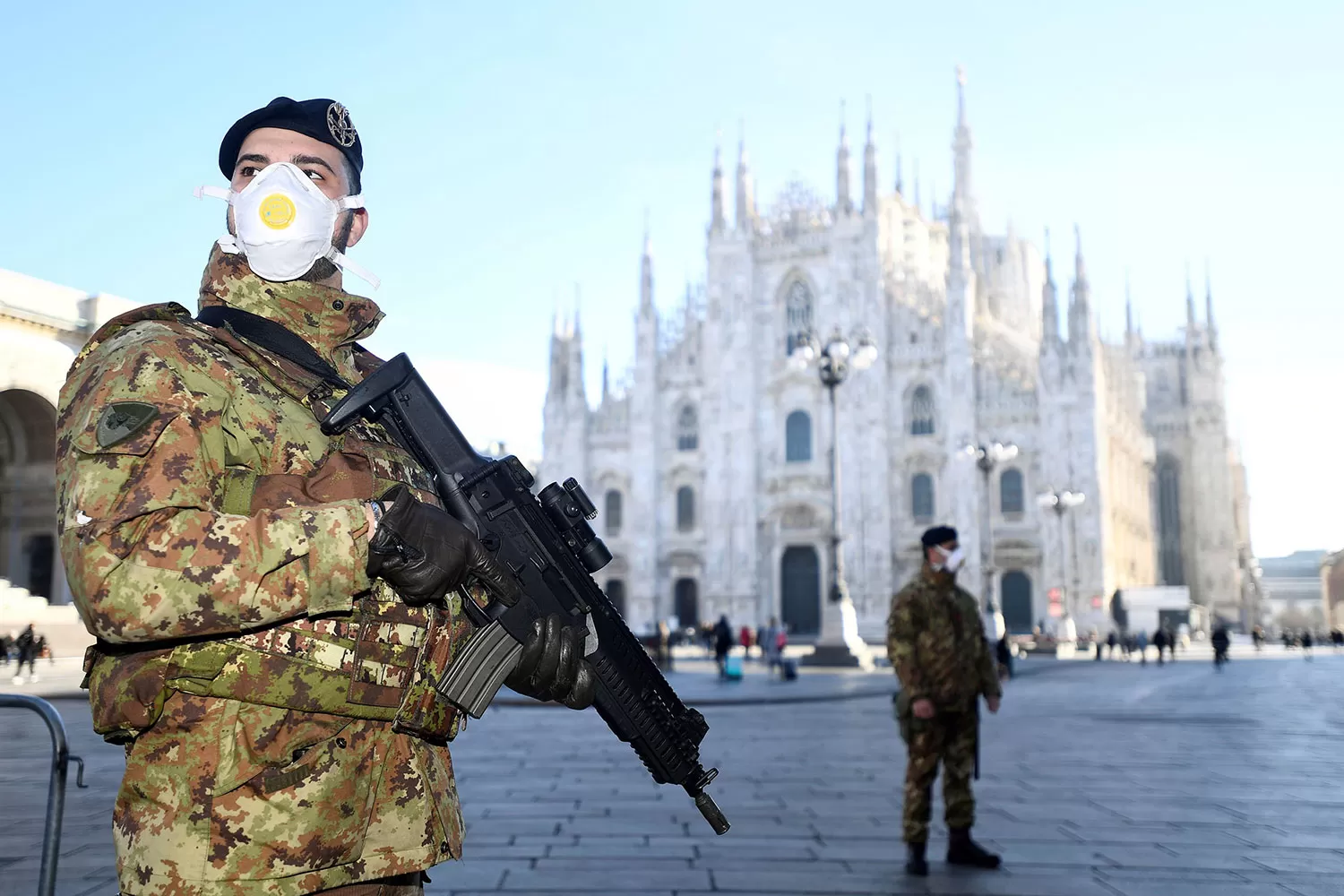 MUCHO CELO. Militares custodian la zona de la Catedral de Milan. REUTERS
