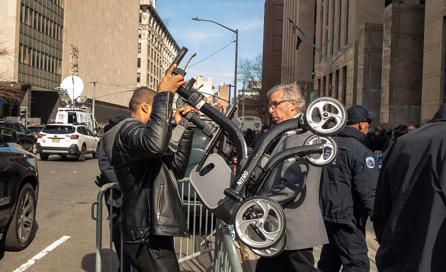 AYUDA. Un colaborador de Weinstein lleva el andador que utiliza el productor de Hollywood. REUTERS
