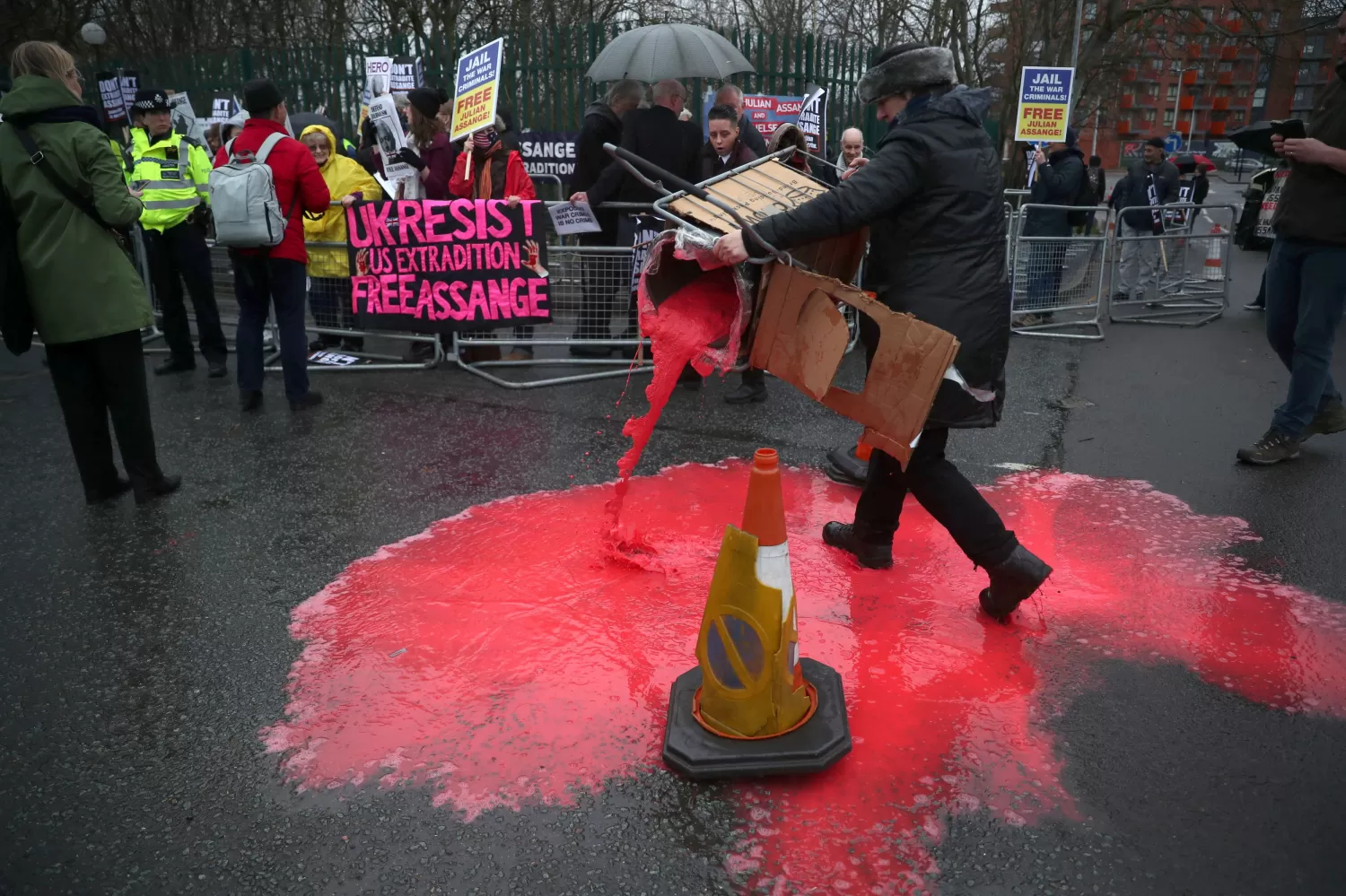 Las calles de Londres fueron pintadas de rojo durante una manifestación de apoyo a Assange.