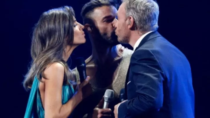 MOMENTO. Ricky Martín le roba un beso al presentador en viña 2020.