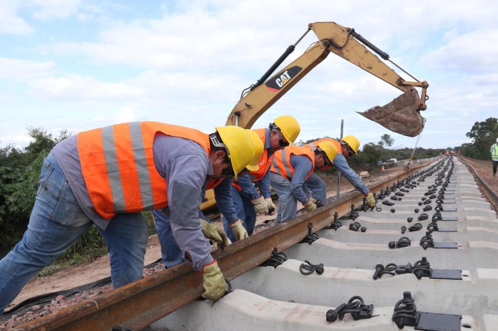 A MEDIO CAMINO. Obreros trabajan en las vías del tren Belgrano Cargas, cuyo último tramo quedó inconcluso. 