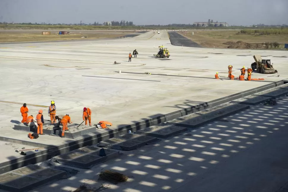 AMPLIACIÓN. Obreros trabajan en la pista del aeropuerto Benjamín Matienzo, ahora con certificación internacional. La gaceta / foto de diego aráoz 