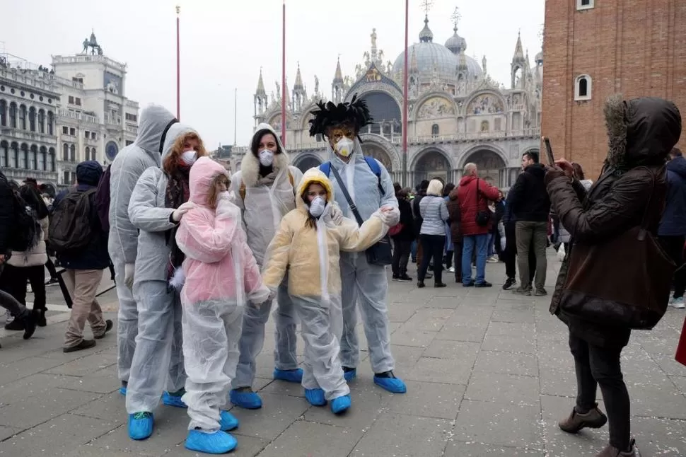 SIN FESTEJOS.El brote de coronavirus arruinó los últimos días de la tradicional celebración del Carnaval de Venecia.  