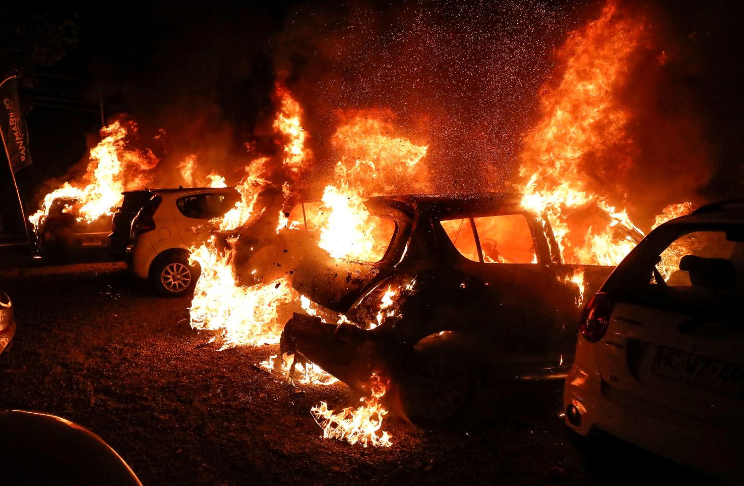 Varios autos fueron incendiaros durante la primera noche del Festival de Viña del Mar.