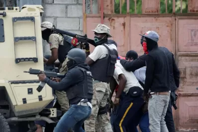 Militares y policías se atacan a tiros en la capital de Haití