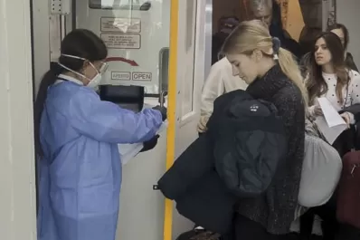 Cómo son los controles sanitarios a los pasajeros que llegan a Ezeiza desde Italia