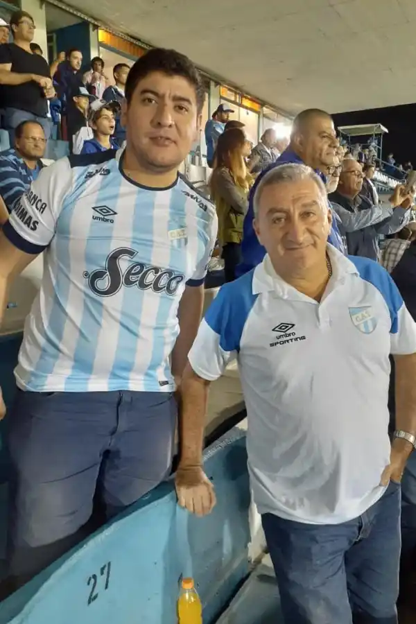 LO QUE SEA. Juan y “Fer” dan todo por Atlético.