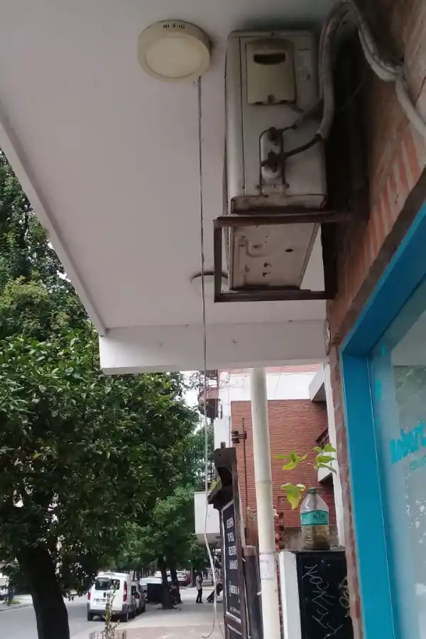 Inseguridad en Barrio Norte: intentaron robar los artefactos de la luz de una peluquería