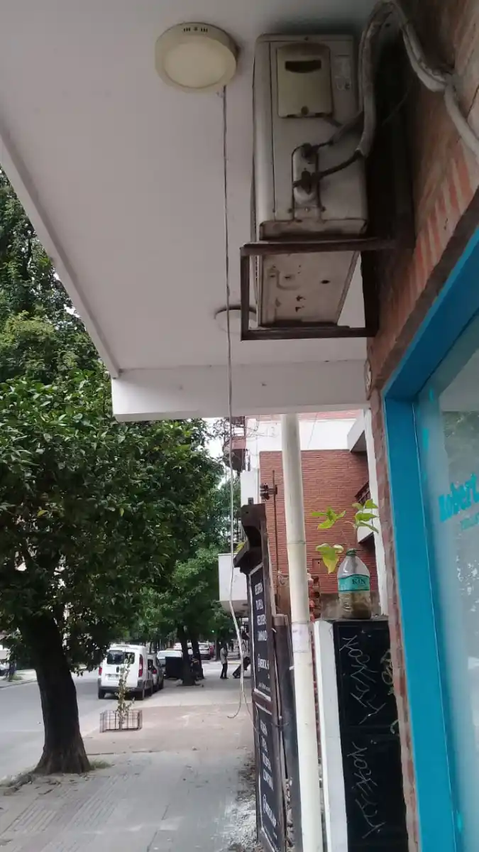 Inseguridad en Barrio Norte: intentaron robar los artefactos de la luz de una peluquería