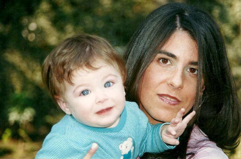 OJOS COLOR DEL MAR. A los seis meses en brazos de su madre Elisa.