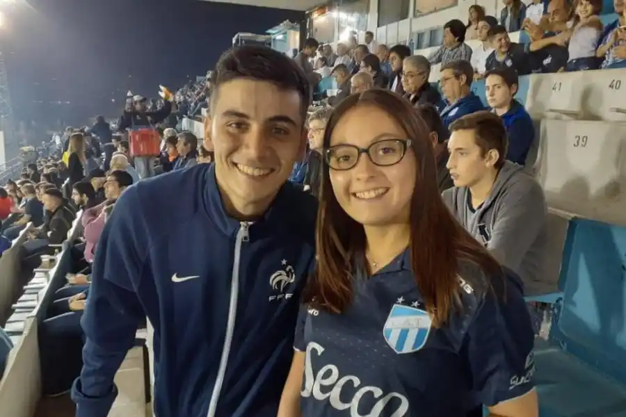 CÁBALAS. Juan Bautista y Sofía nunca faltan y mucho menos las remeras que le trae suerte al club. 