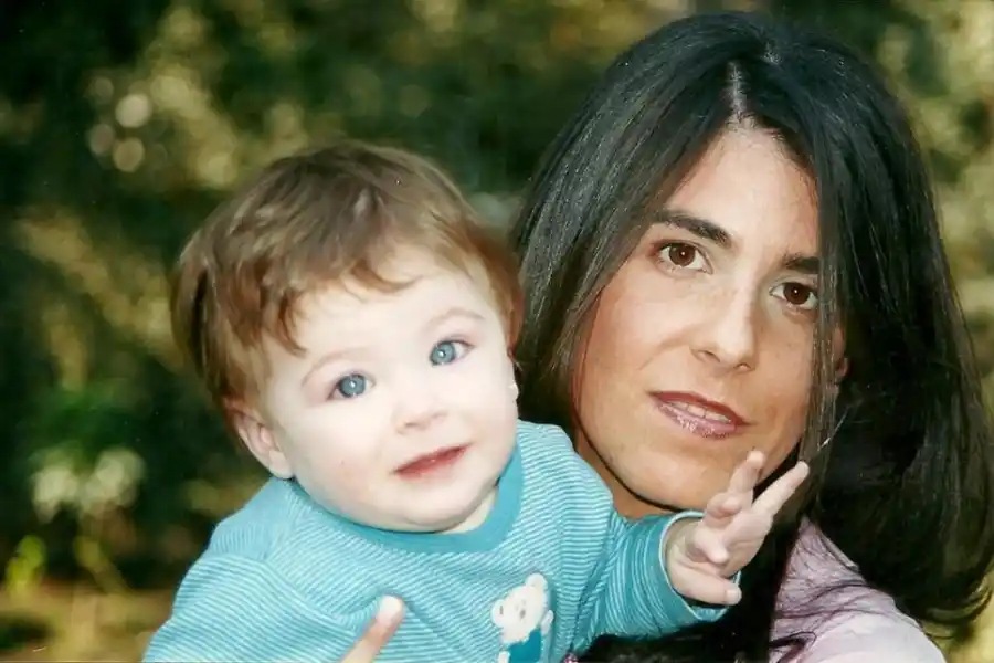 OJOS COLOR DEL MAR. A los seis meses en brazos de su madre Elisa.