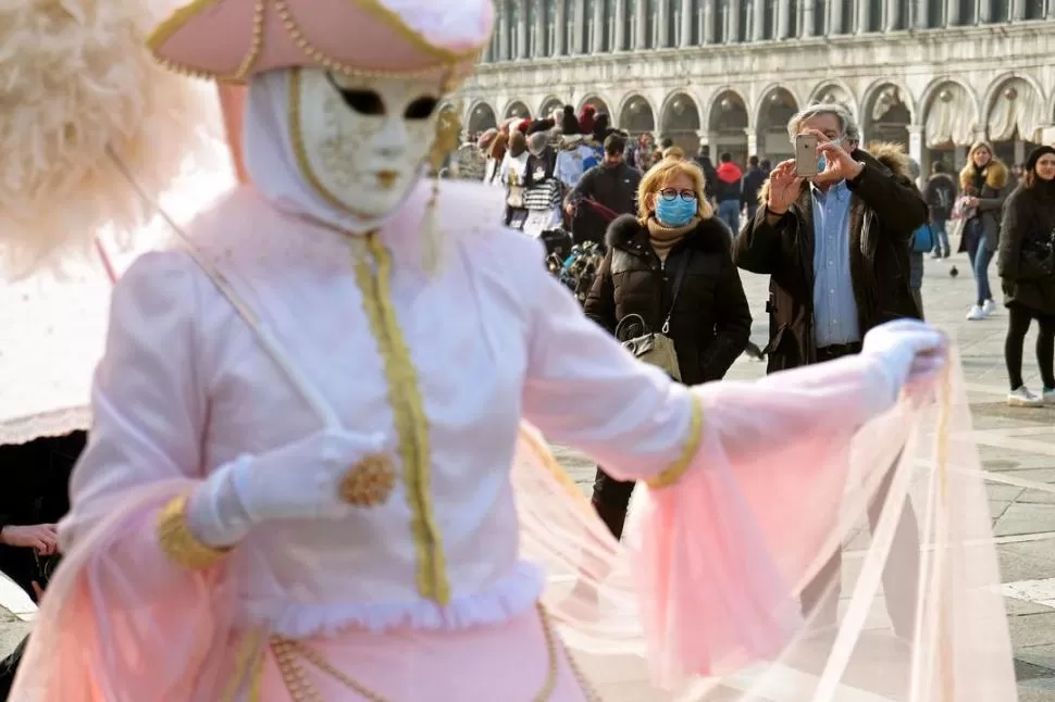 TEMOR. Venecia, una de las ciudades con más turistas, suspendió el carnaval, luego de que murieron dos personas. reuters 