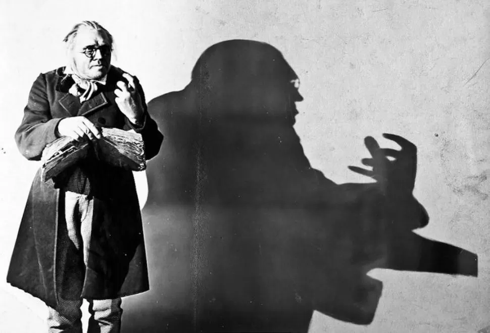 COMPOSICIÓN. En esta escena, el doctor Caligari se debate entre el juego de luces y sombras. 