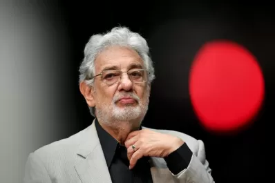 Plácido Domingo acepta su responsabilidad en las denuncias por acoso