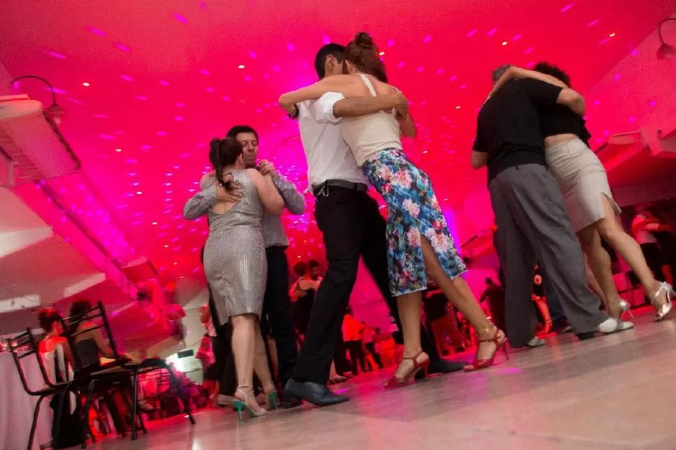 BAILAR PEGADOS. La danza que tradicionalmente se baila de a dos. Festival de Tango “ABRASADOS”