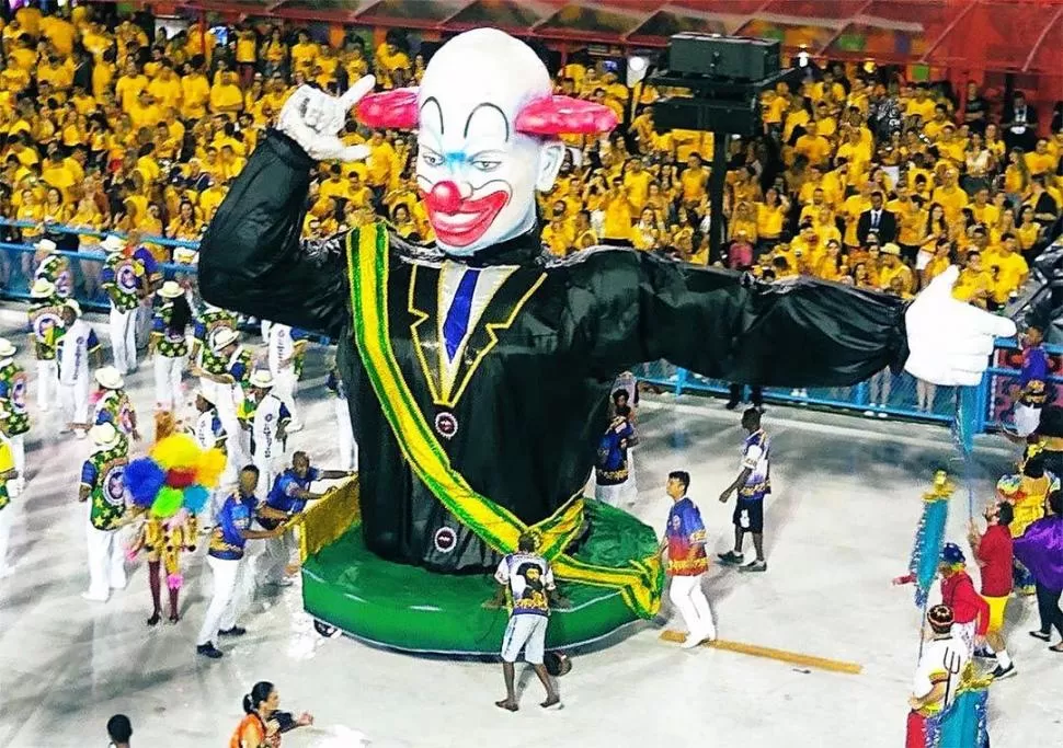 CRITICAS. Un muñeco con la banda presidencial desfiló en el Sambódromo.  twitter