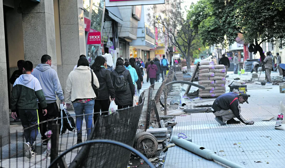 La peatonal Muñecas al 200 fue una de las pocas obras financiadas por el gobierno de Macri, sostiene Veglia.