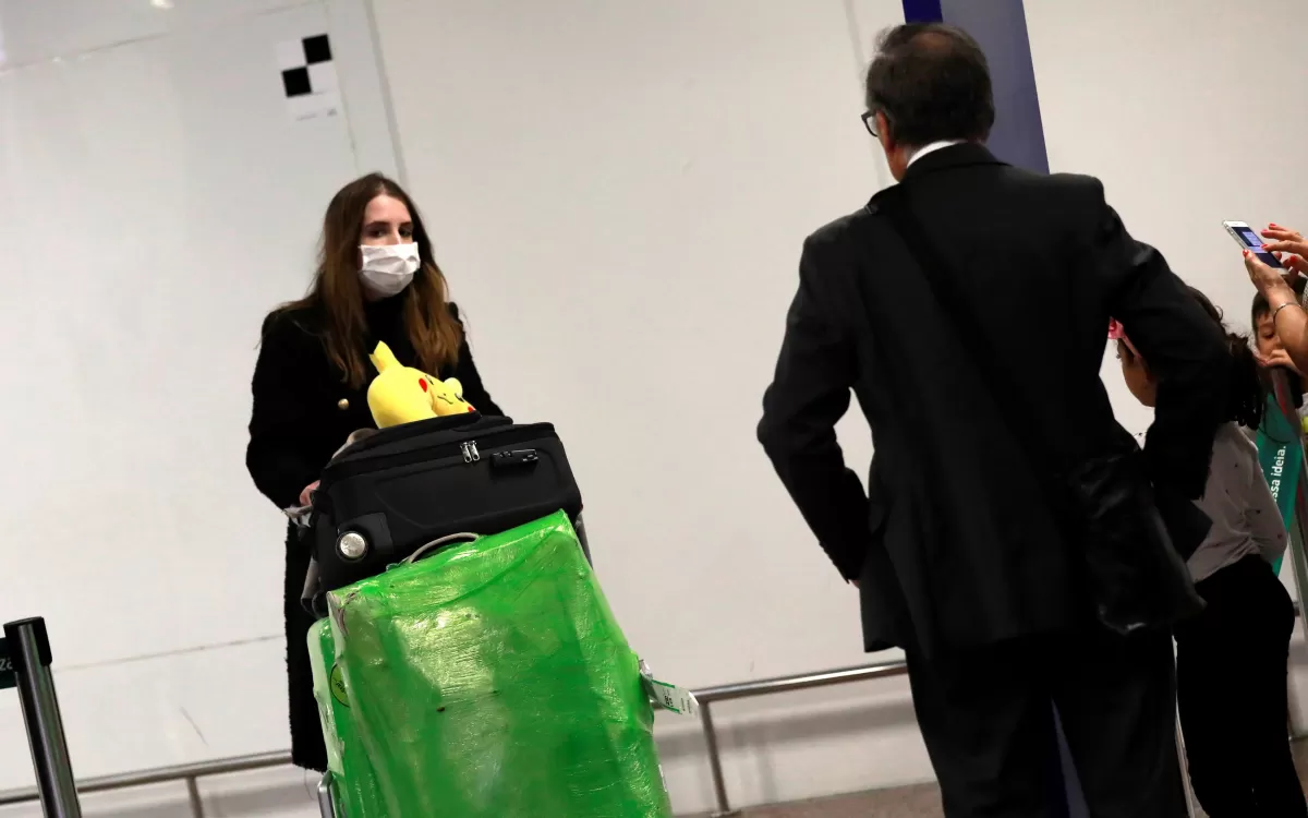 Una pasajera usa una máscara protectora en el aeropuerto de Porto Alegre.