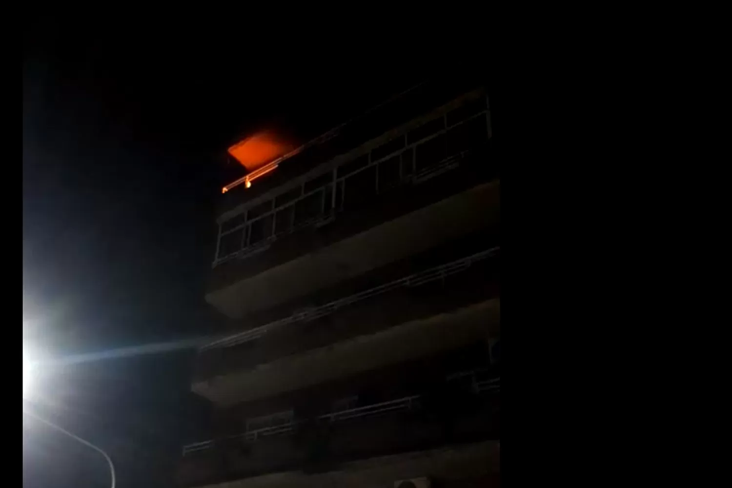 Las llamas salen desde el balcón.