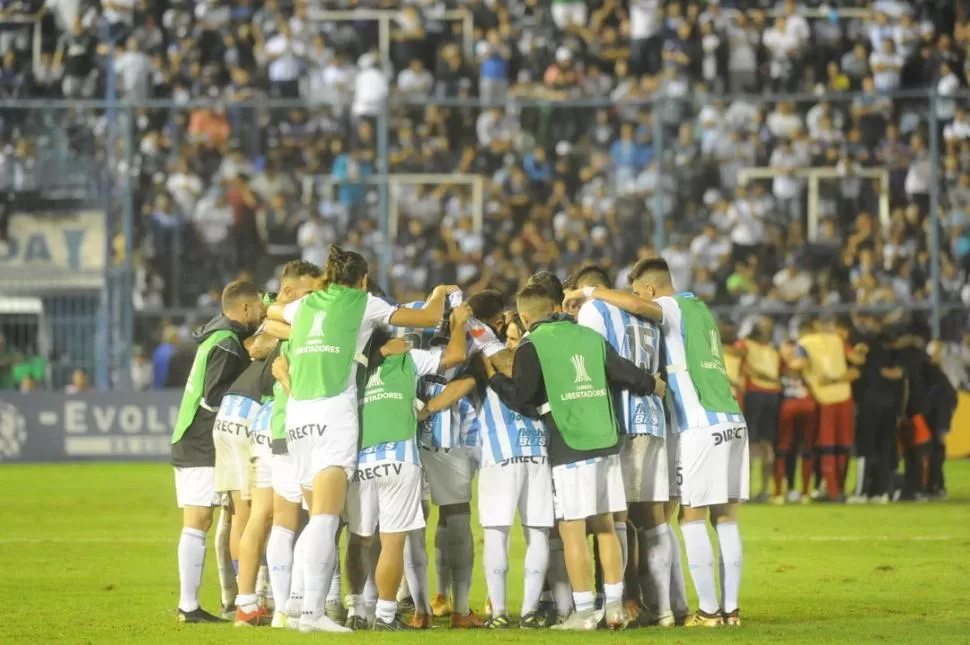 SEGUIRÁN JUNTOS. El equipo se preparaba para la definición por penales ante Independiente Medellín. El abrazo generalizado se mantendrá en un equipo que debe completar la Superliga y jugar las Copas de la Superliga, Argentina y Sudamericana. 