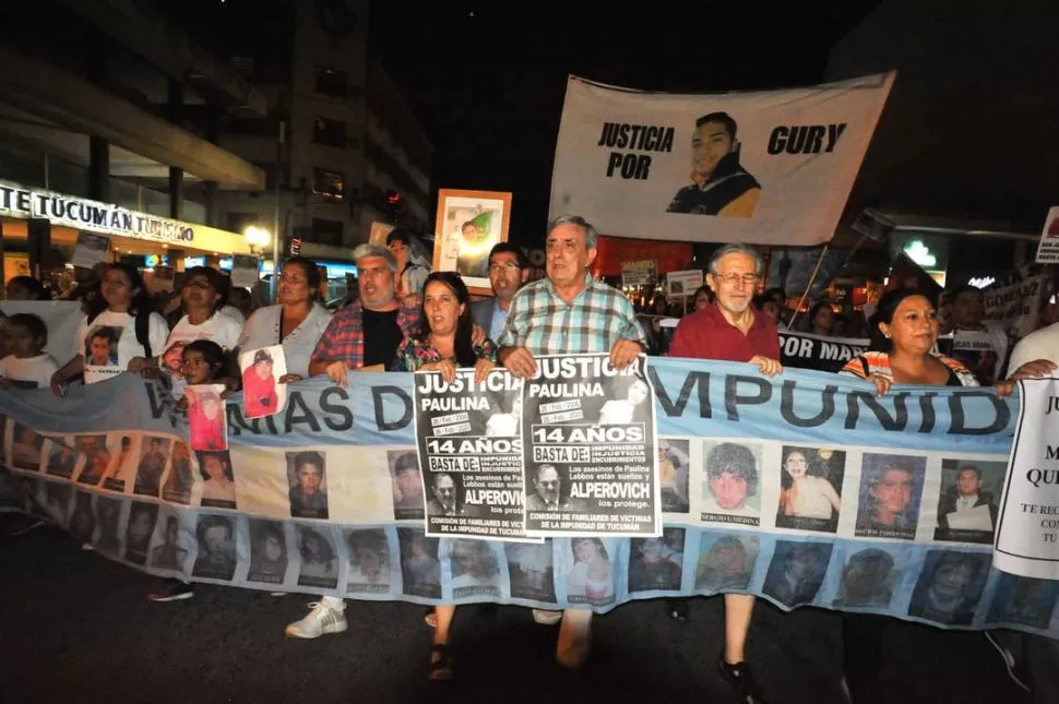 POR EL FIN DE LA IMPUNIDAD. La marcha estuvo encabezada por los familiares de las víctimas. Hubo asistentes de Salta, Catamarca y Santiago del Estero.  