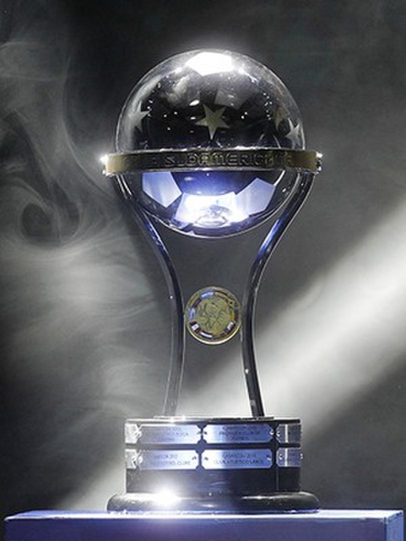 EL TROFEO. La Copa Sudamericana fue levantada en 2019 por Independiente del Valle de Ecuador.  