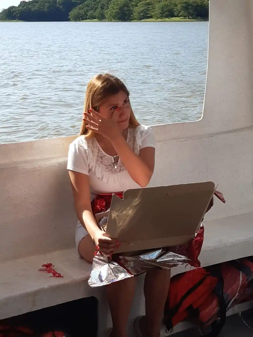 Emilce se emocionó al leer el mensaje que le dejó Mariano junto a la torta. 