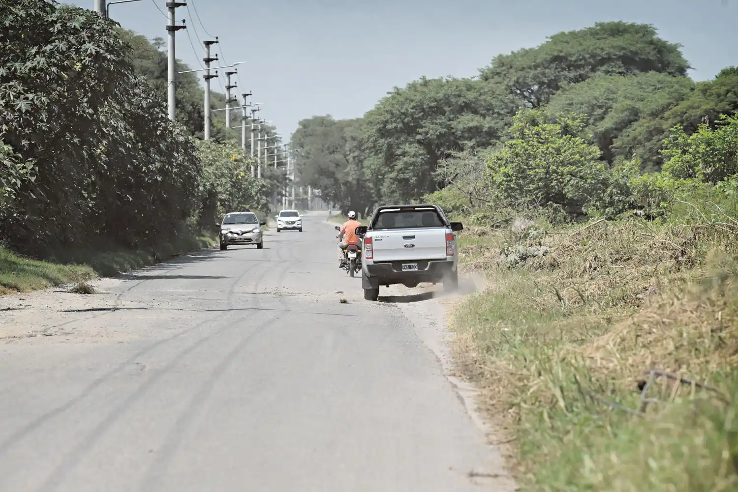 MANIOBRA. Los vehículos tienen que desviarse del pavimento para esquivar los baches.