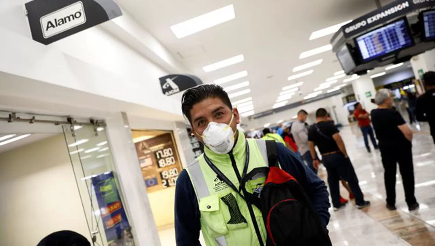 EN MÉXICO. Dentro del aeropuerto de la Ciudad de México comenzaron a tomar medidas preventivas.
