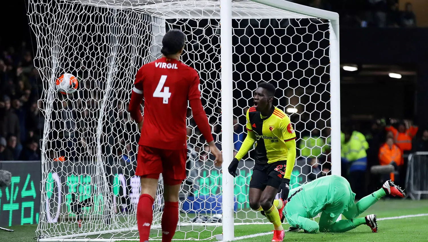 El senegalés Ismaila Sarr celebra su primer gol ante el Liverpool. (REUTERS)