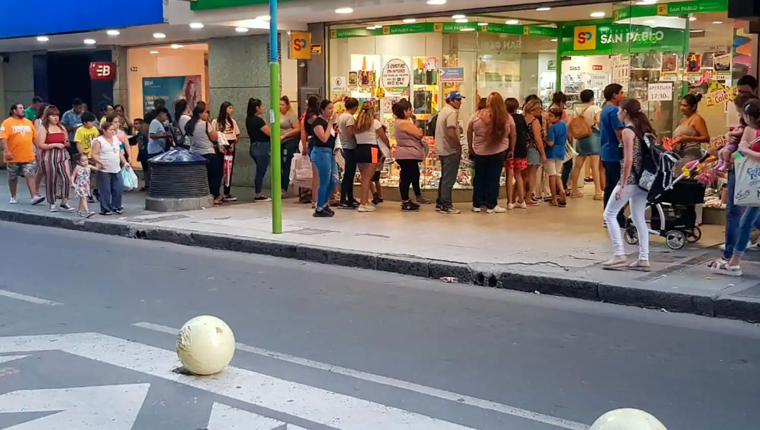 Intenso movimiento en el microcentro tucumano por las compras de inicio de clases