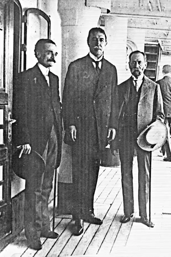 CON MANUEL LÁINEZ Y BRÍGIDO TERÁN. Los tres senadores fotografiados cuando despedían a Láinez en su viaje a Europa.