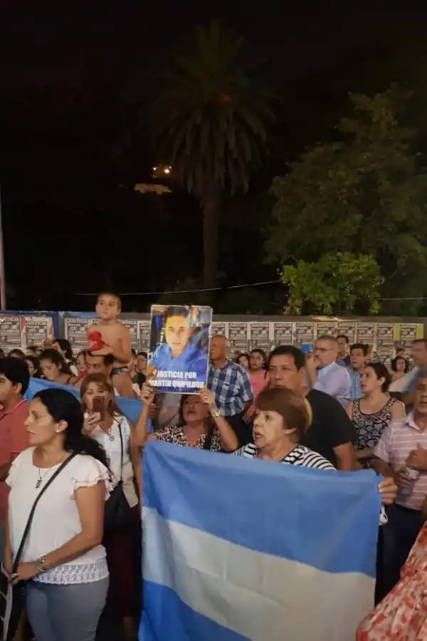 Cansados de la inseguridad, cientos de tucumanos marcharon en la plaza Independencia