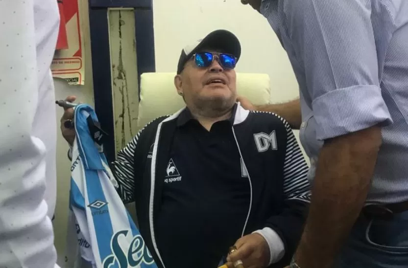 Maradona, con la camiseta de Atlético
