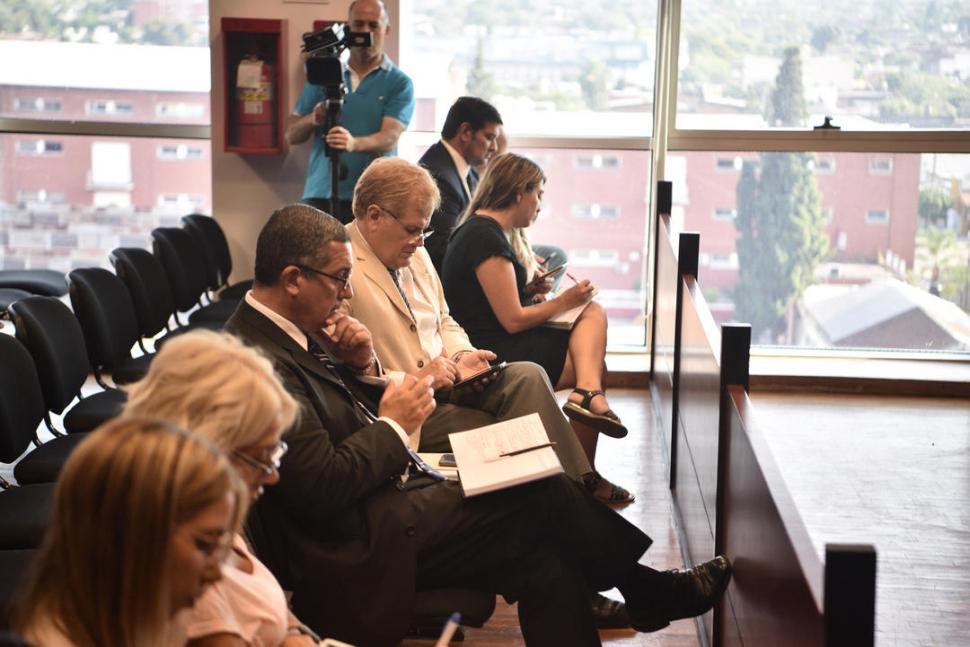 EN LA “GALERÍA”. El abogado Morales toma nota durante la audiencia. la gaceta / fotos de osvaldo ripoll 