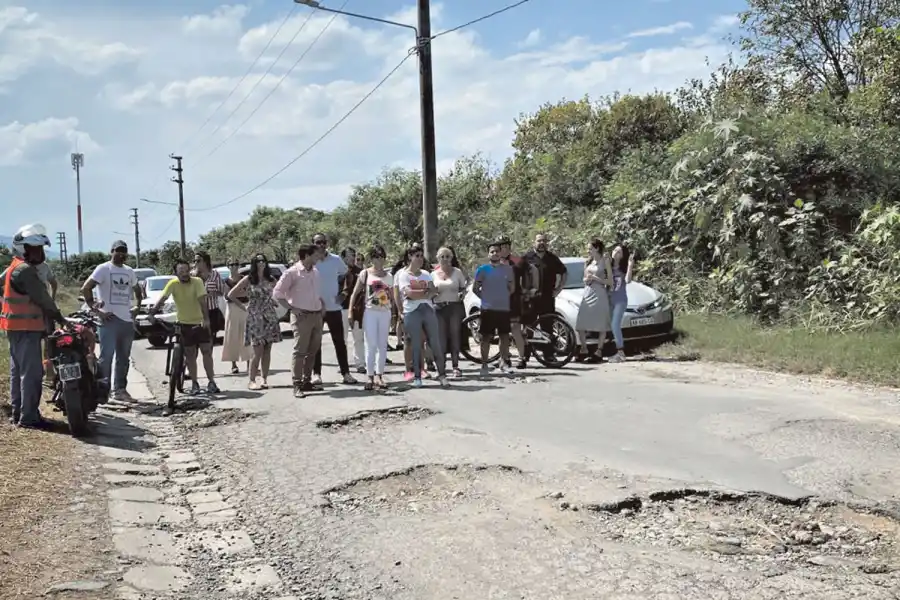 ABANDONADOS. Habitantes de los barrios Alto Verde piden gaviones, barandas y bacheos.