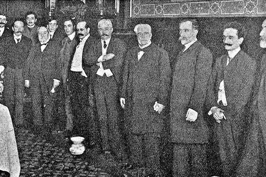 CUMPLEAÑOS DE BERNARDO DE IRIGOYEN. Desde la  izquierda, los senadores Benito Villanueva, Bernardo de Irigoyen, Manuel Mantilla, Alberto León de Soldati y Antonino Díaz. Fue el último cumpleaños de don Bernardo, en 1906.