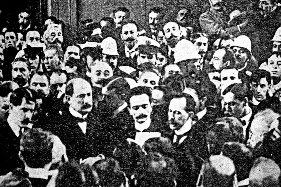 EXEQUIAS DEL PRESIDENTE QUINTANA. En 1906, al centro, Soldati aparece junto al nuevo primer magistrado, José Figueroa Alcorta, quien pronuncia su discurso fúnebre.