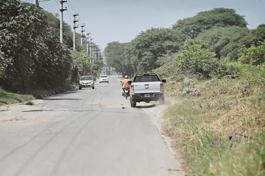 MANIOBRA. Los vehículos tienen que desviarse del pavimento para esquivar los baches.