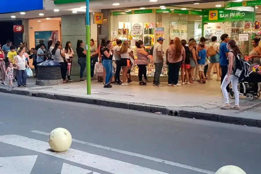 Intenso movimiento en el microcentro tucumano por las compras de inicio de clases